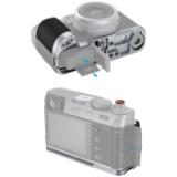 S4555-LANG1-7556ac3a-3fda-48ad-9865-0d2cf2ac901f SmallRig L-formet greb til Fuji X100VI/X100V S, der viser SD-kort og porte.