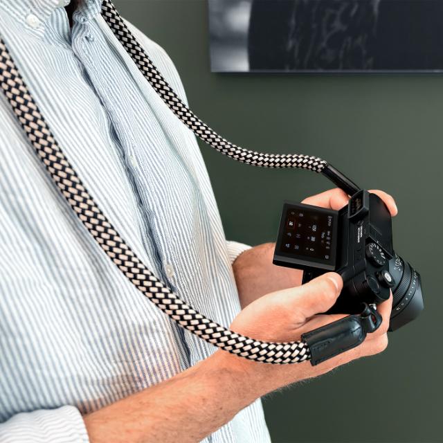 LEICA CARRYING STRAP ROUND BRAIDED BLACK-WHITE