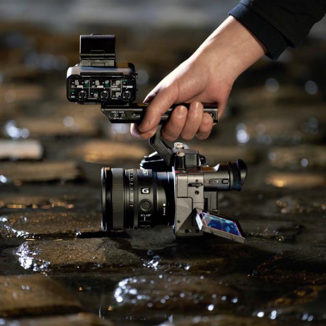 SONY FX2 CINEMA LINE FF CAMERA W. XLR HANDLE